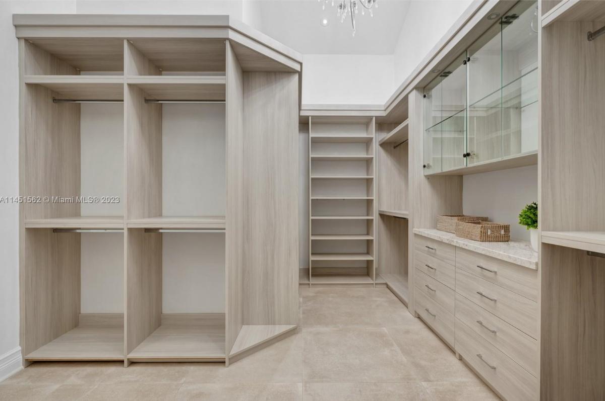 Walk-in closet