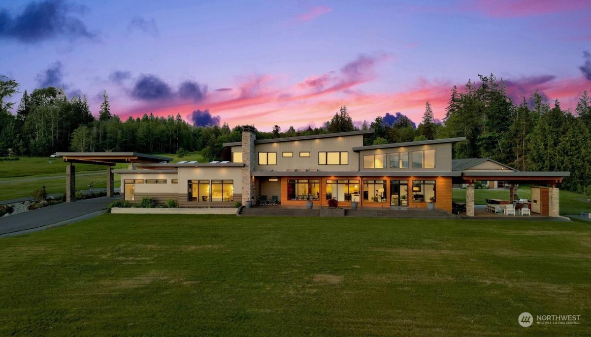 Front view of the mansion.