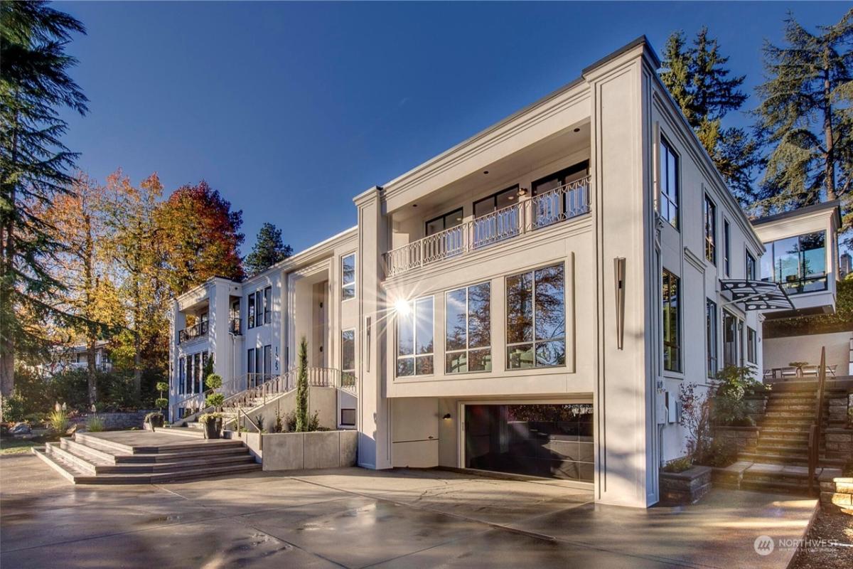 Side view of the mansion.