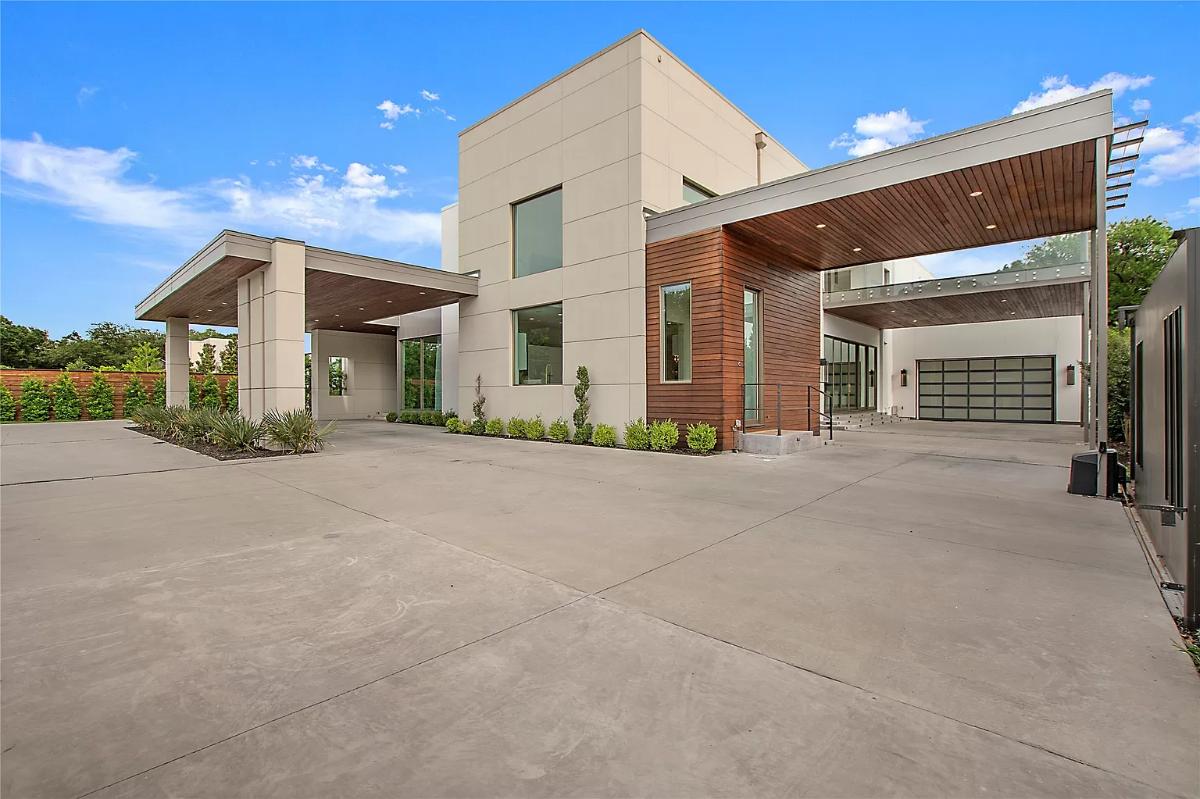 Side view of the mansion.