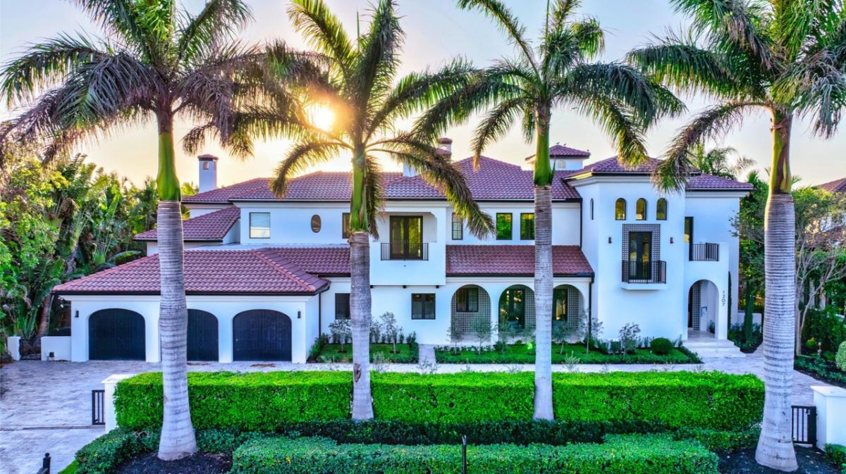 Front view of the mansion.