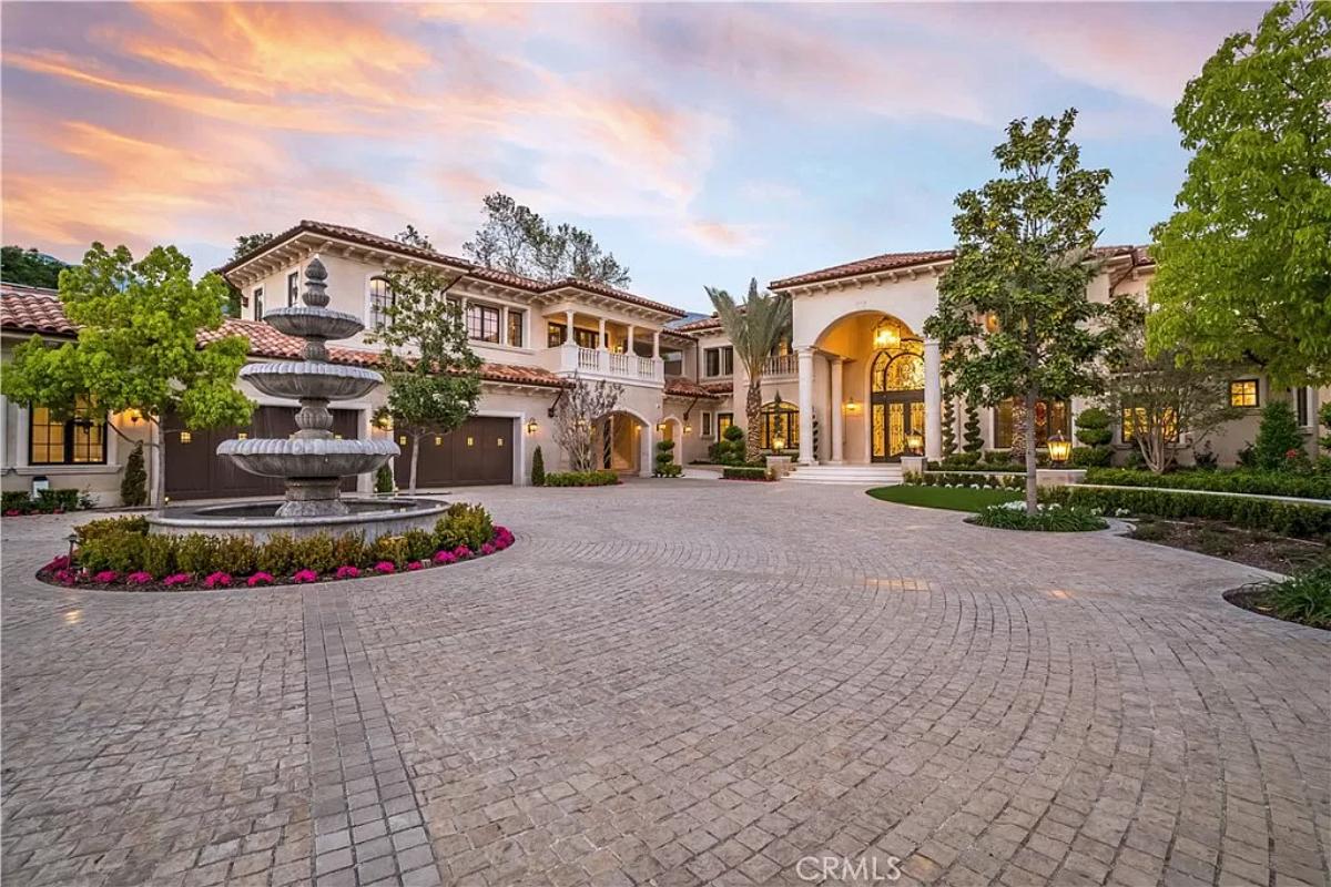 Front view of the mansion with a rotunda and a fountain.