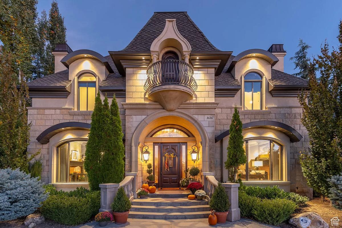 Front entry of the mansion.