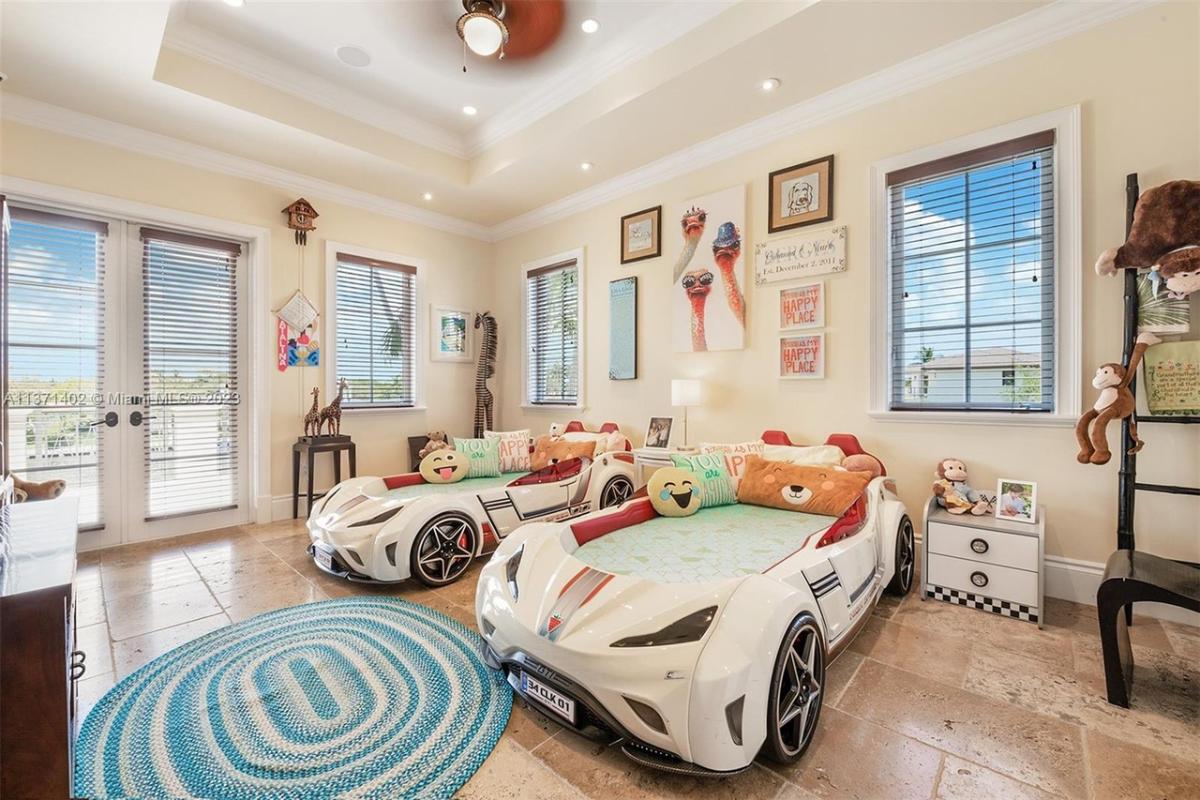 Kids' bedroom