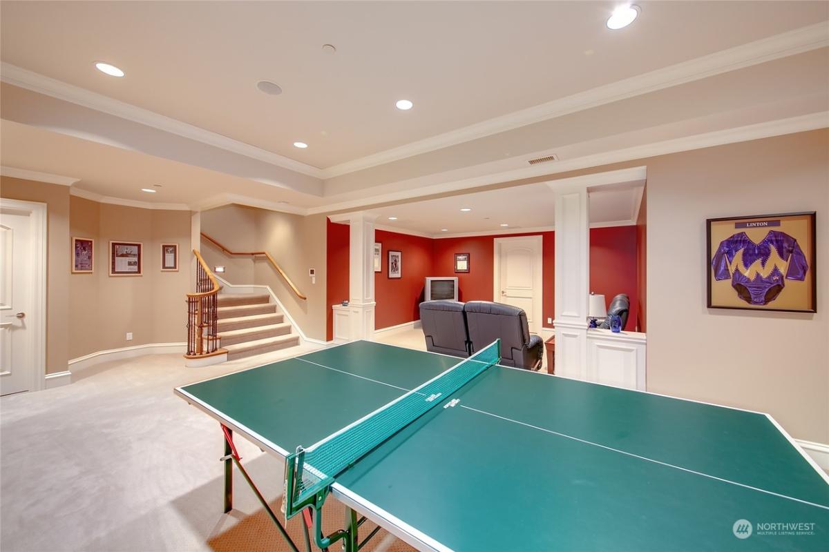 Recreational room with a table tennis.