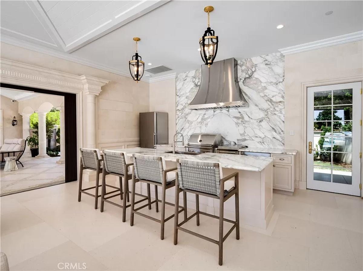 Kitchen with a counter breakfast bar.