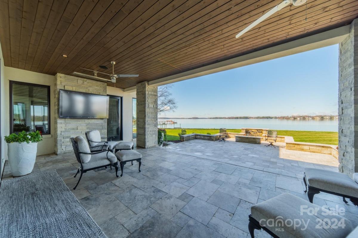 Terrace with a TV and chairs.