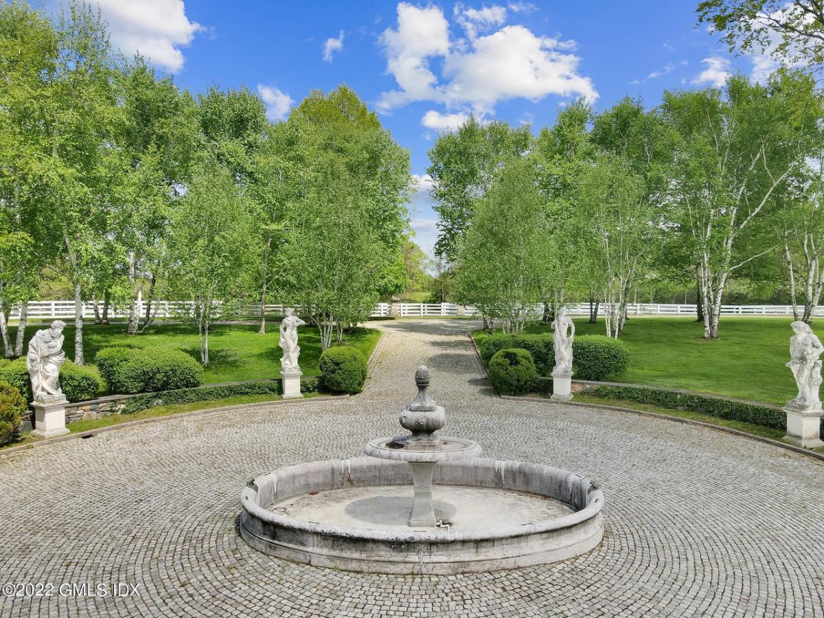 Rotunda with a fountain.