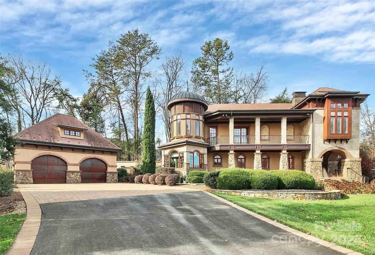 Front view of the guest house.