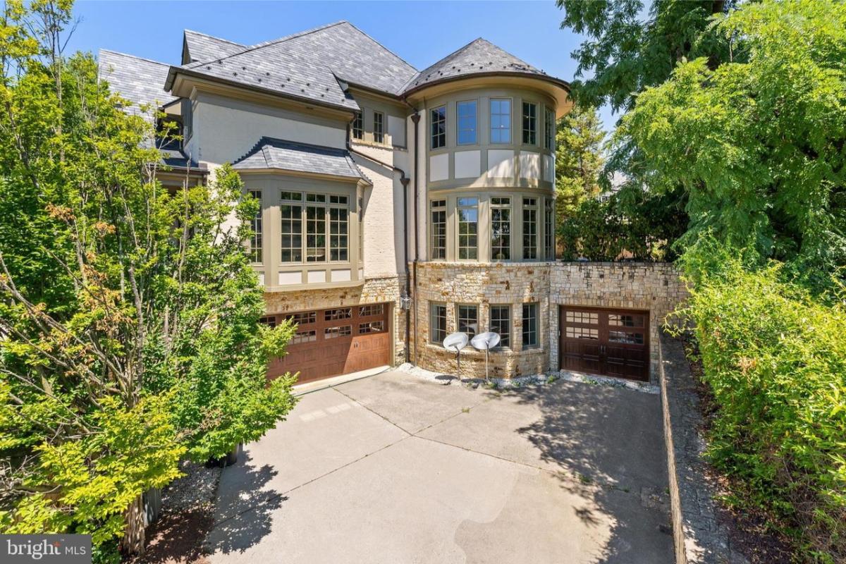 Garage with spacious driveway.