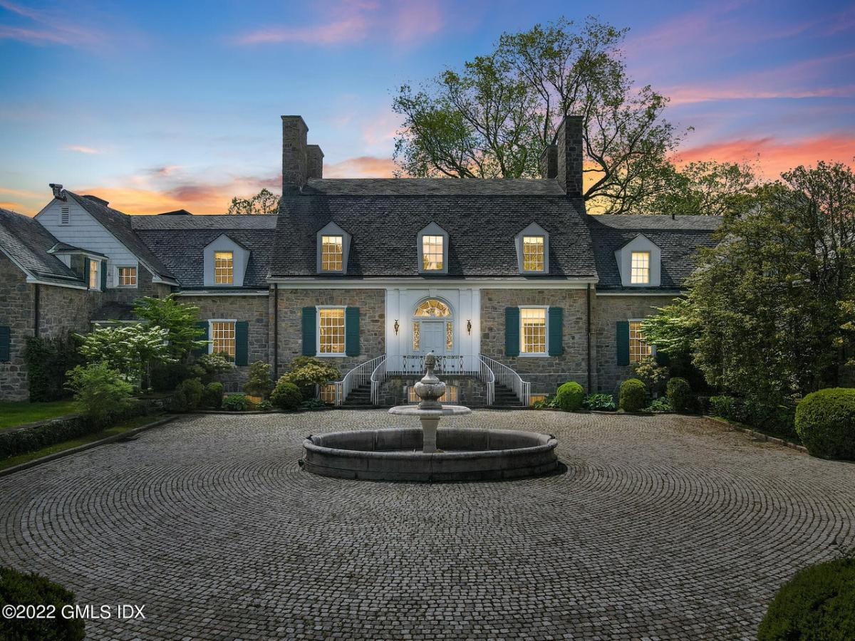 Front entry of the mansion with a rotunda.