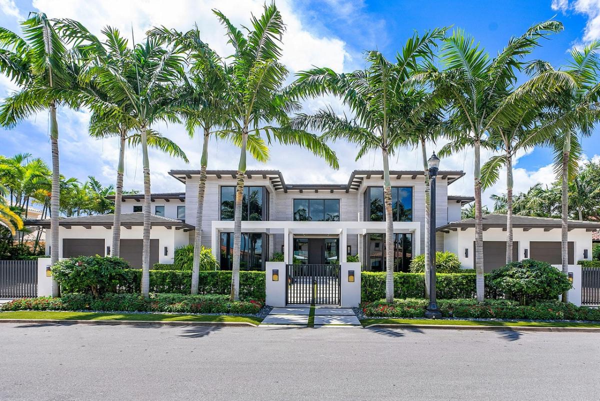 Front view of the mansion.