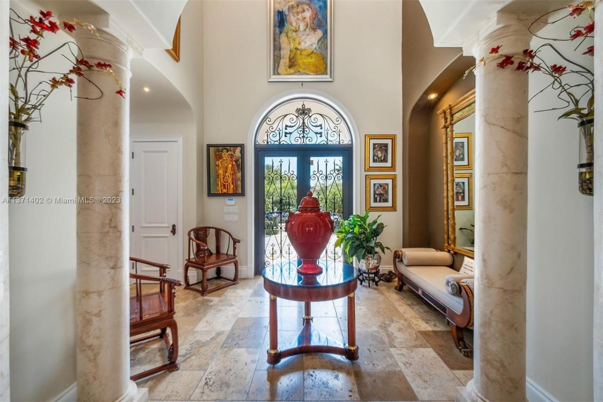 Foyer with a table and chairs.