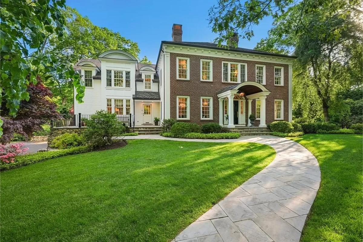 Front view of the mansion.