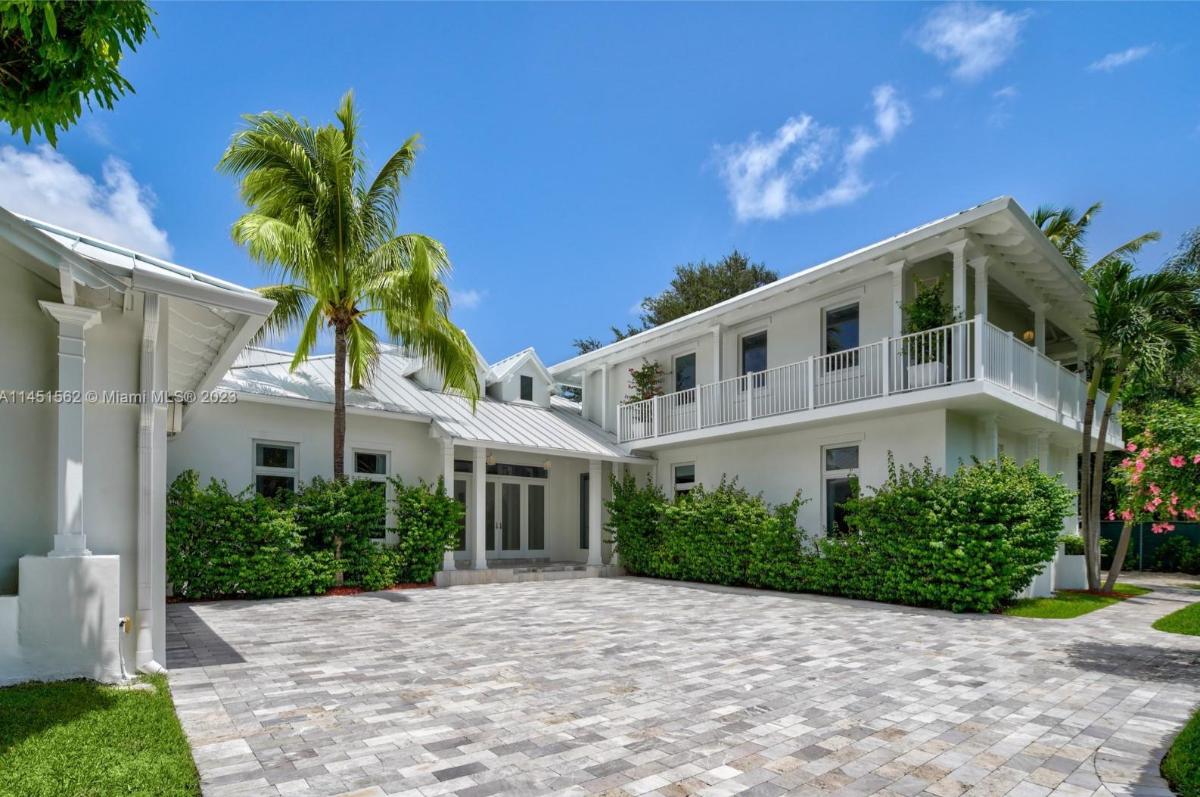 Front view of the mansion.