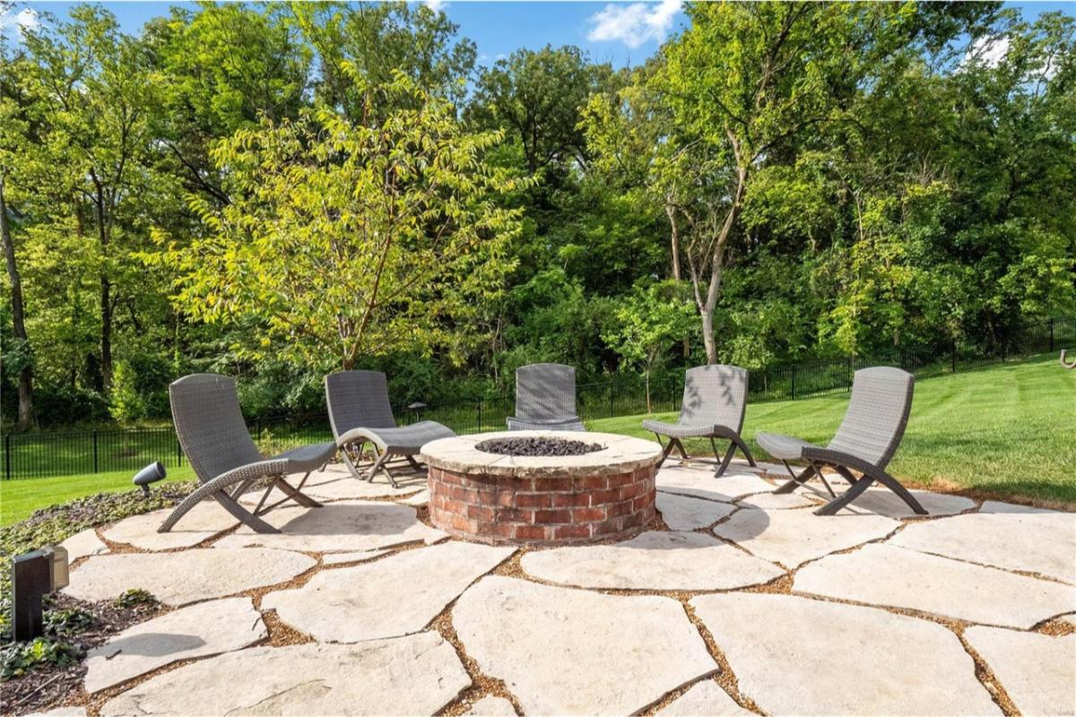 Outdoor fireplace