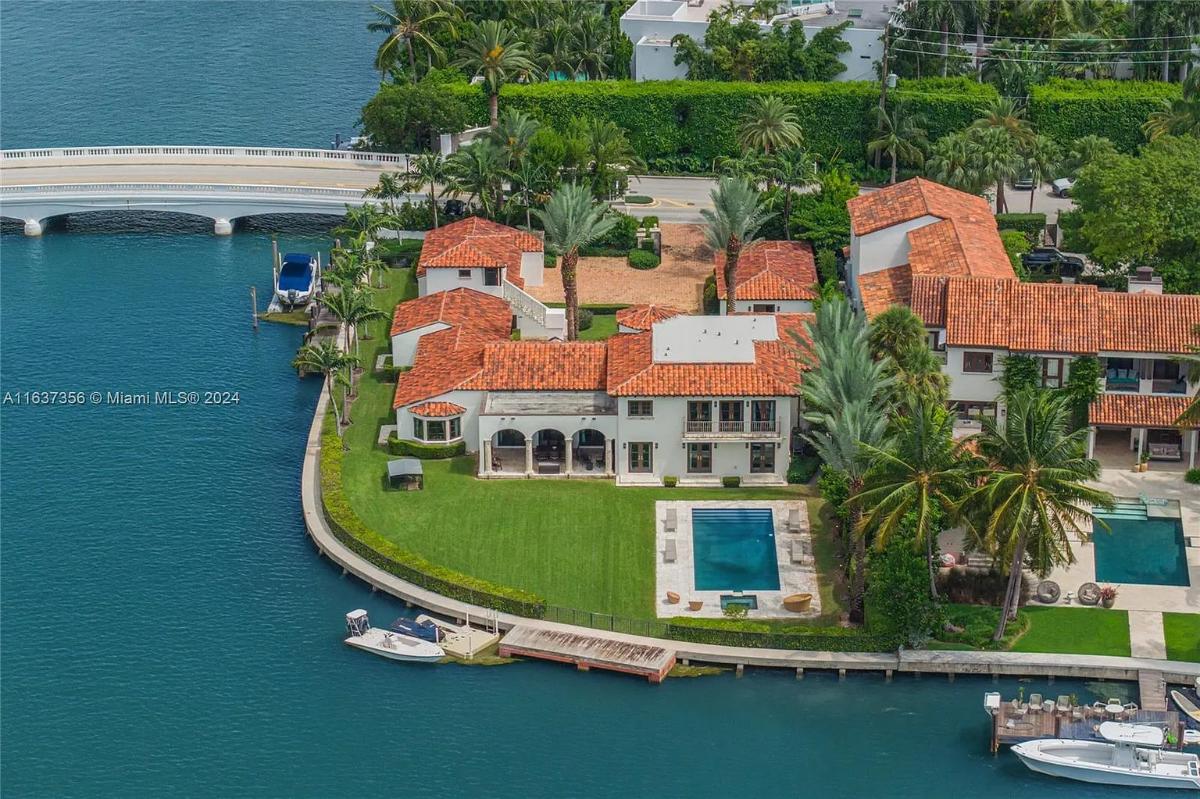 Aerial view of the mansion.