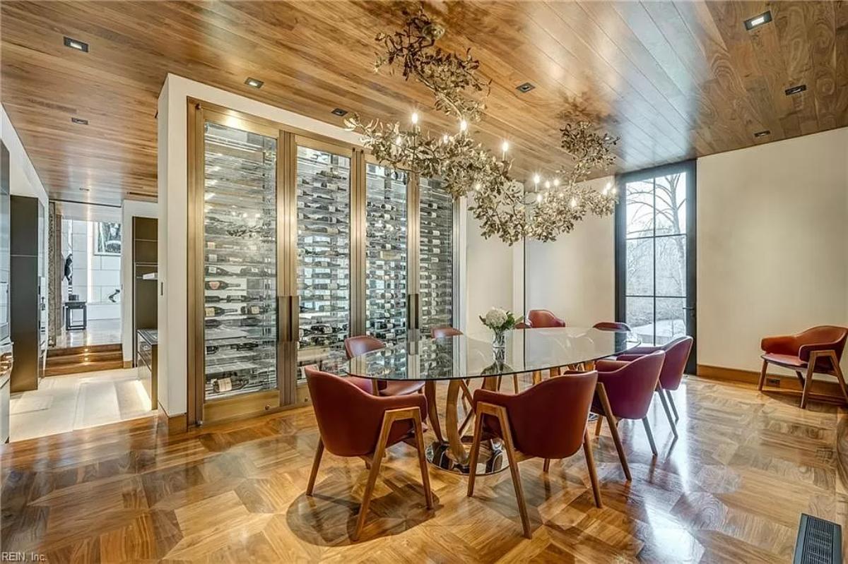 Dining room with a glass table.