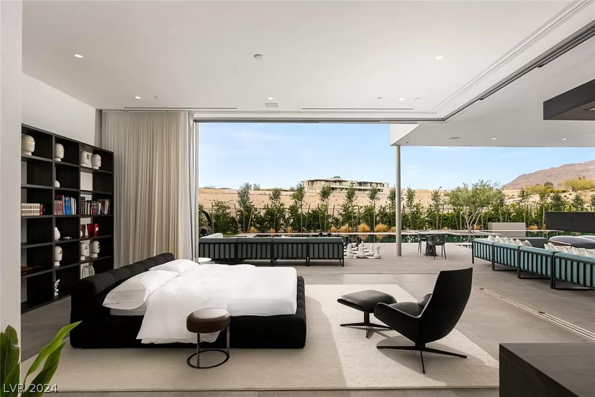 Bedroom with a large bed.