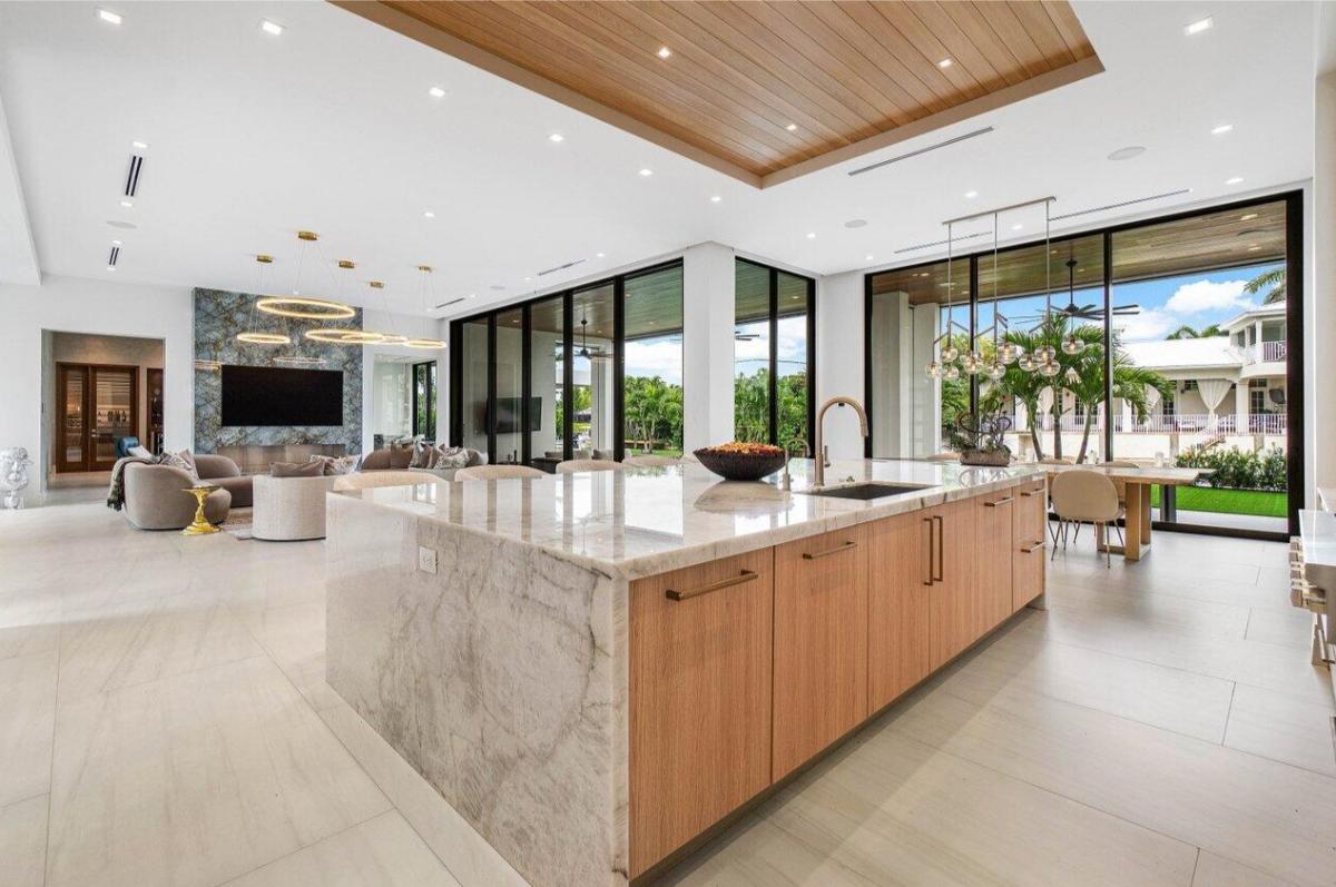 Kitchen with a counter breakfast bar.