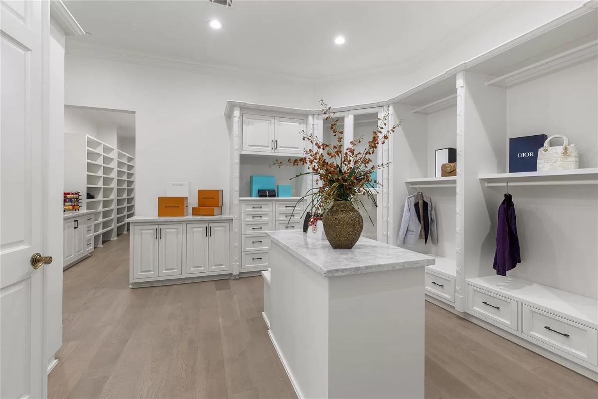 Walk-in closet
