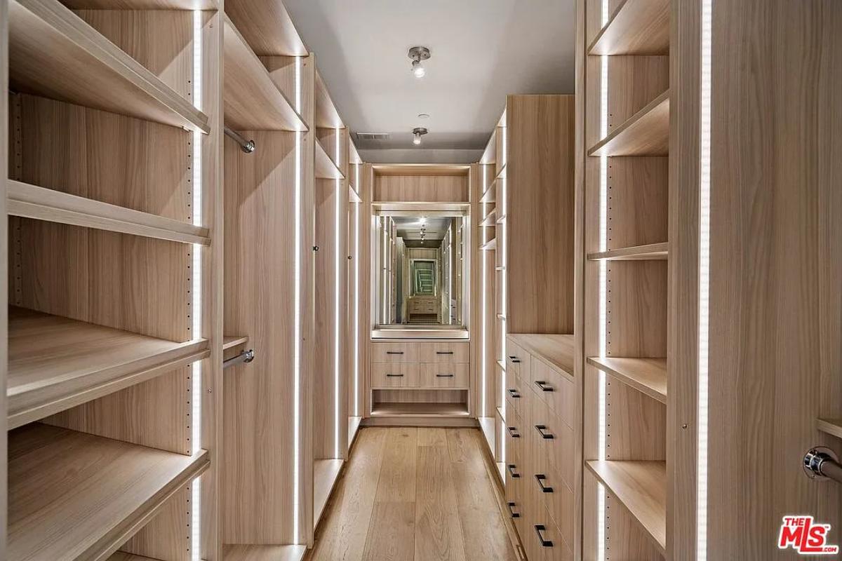 Walk-in closet