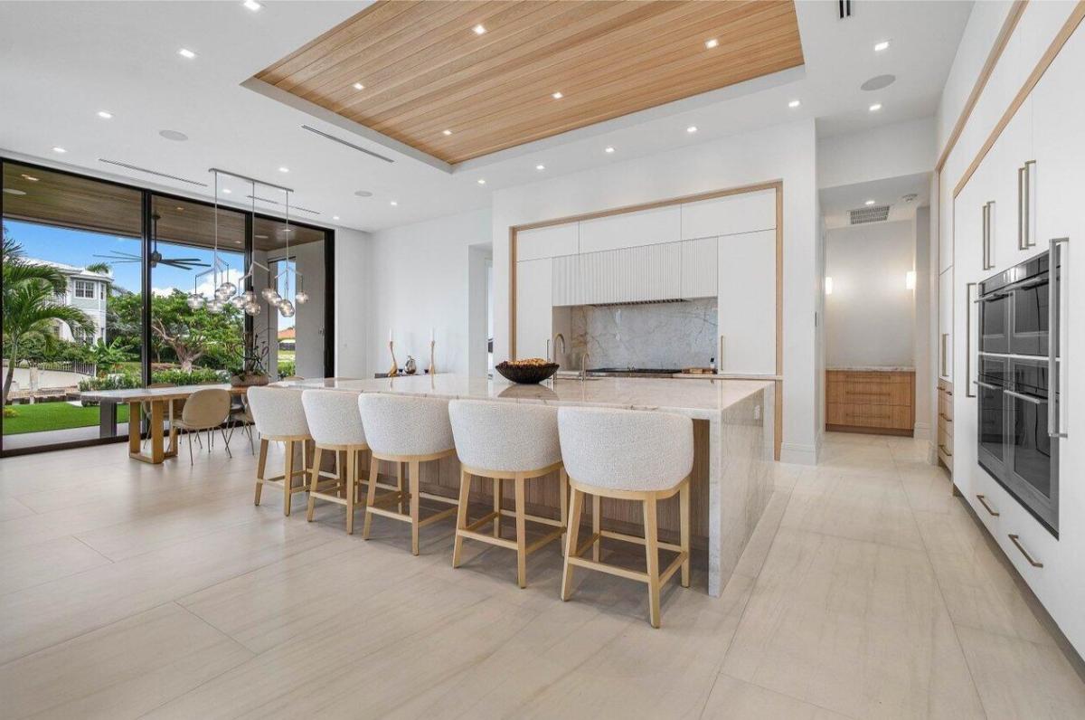 Kitchen with a counter breakfast bar.