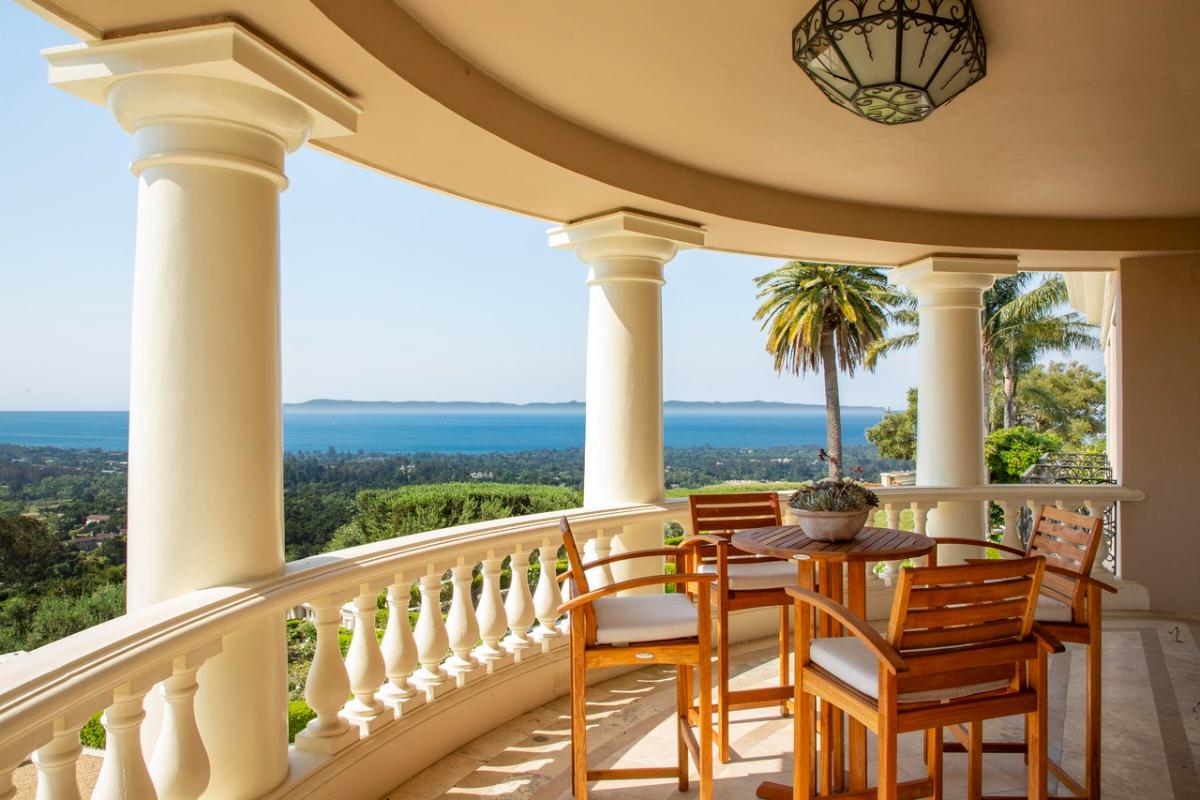 Terrace with an ocean view.