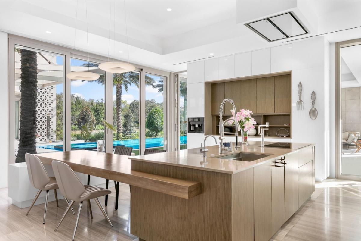 Kitchen with a custom cabinetry and a counter breakfast bar.