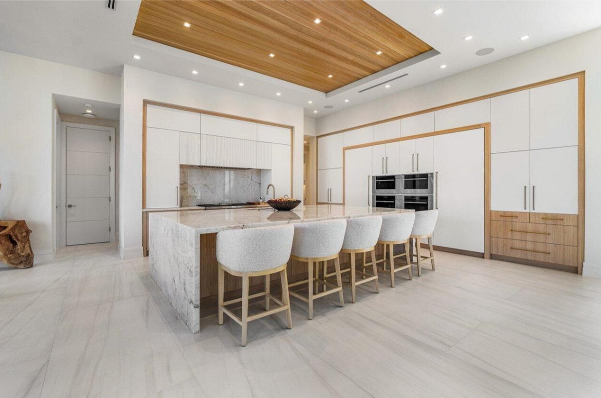 Kitchen with a custom cabinetry and a counter breakfast bar.