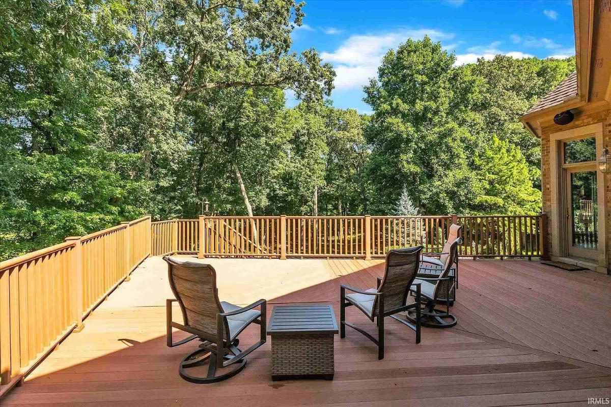Terrace with a table and chairs.