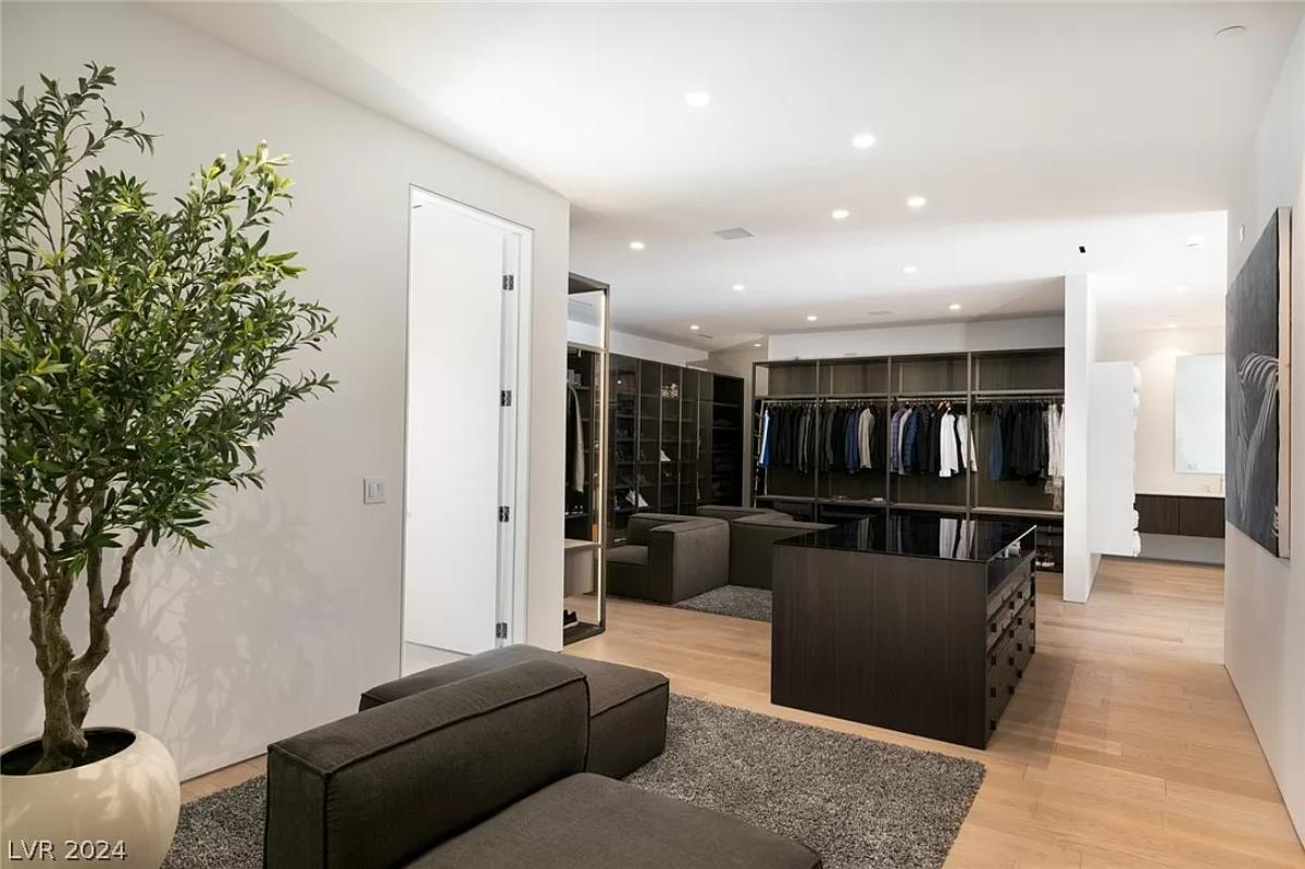 Walk-in closet