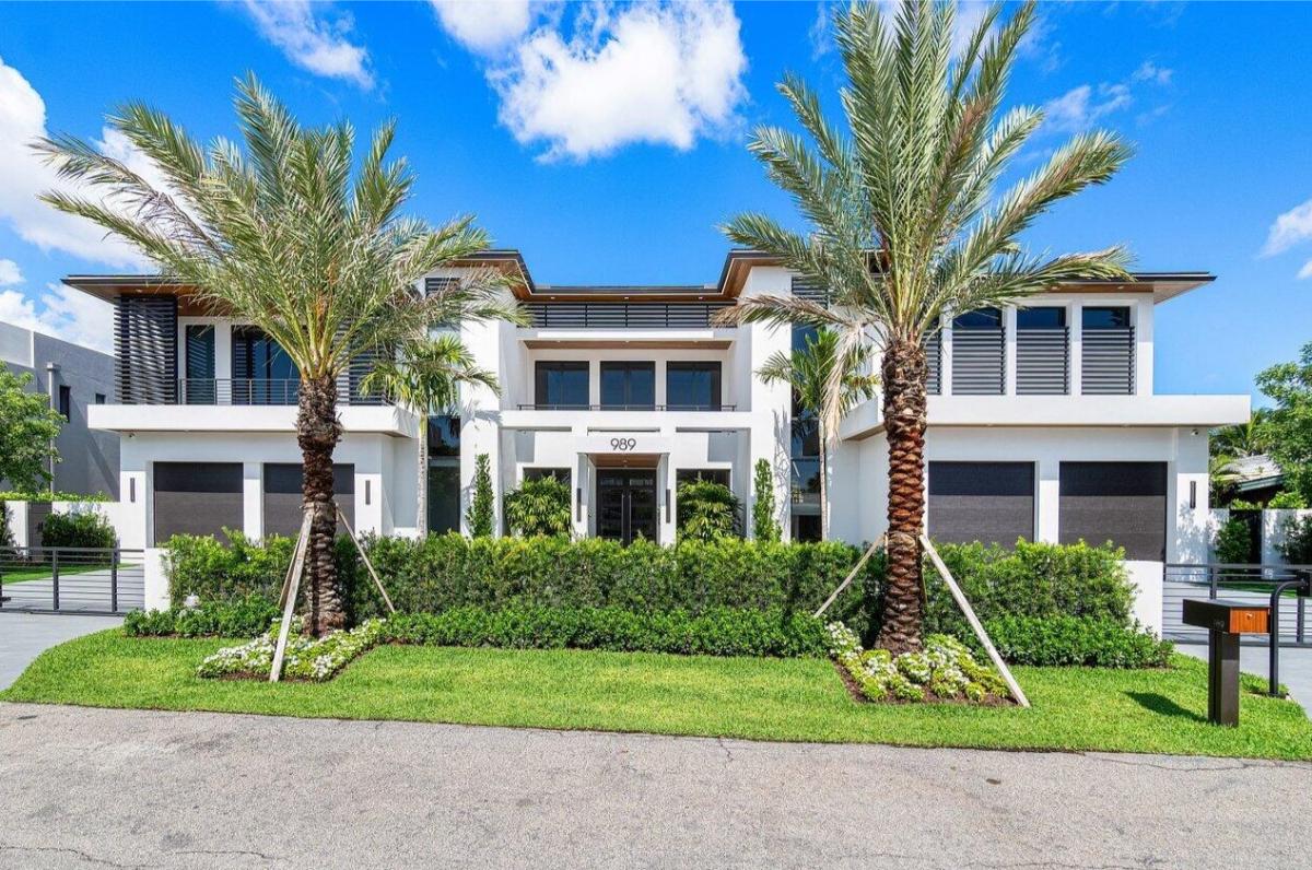 Front view of the mansion.