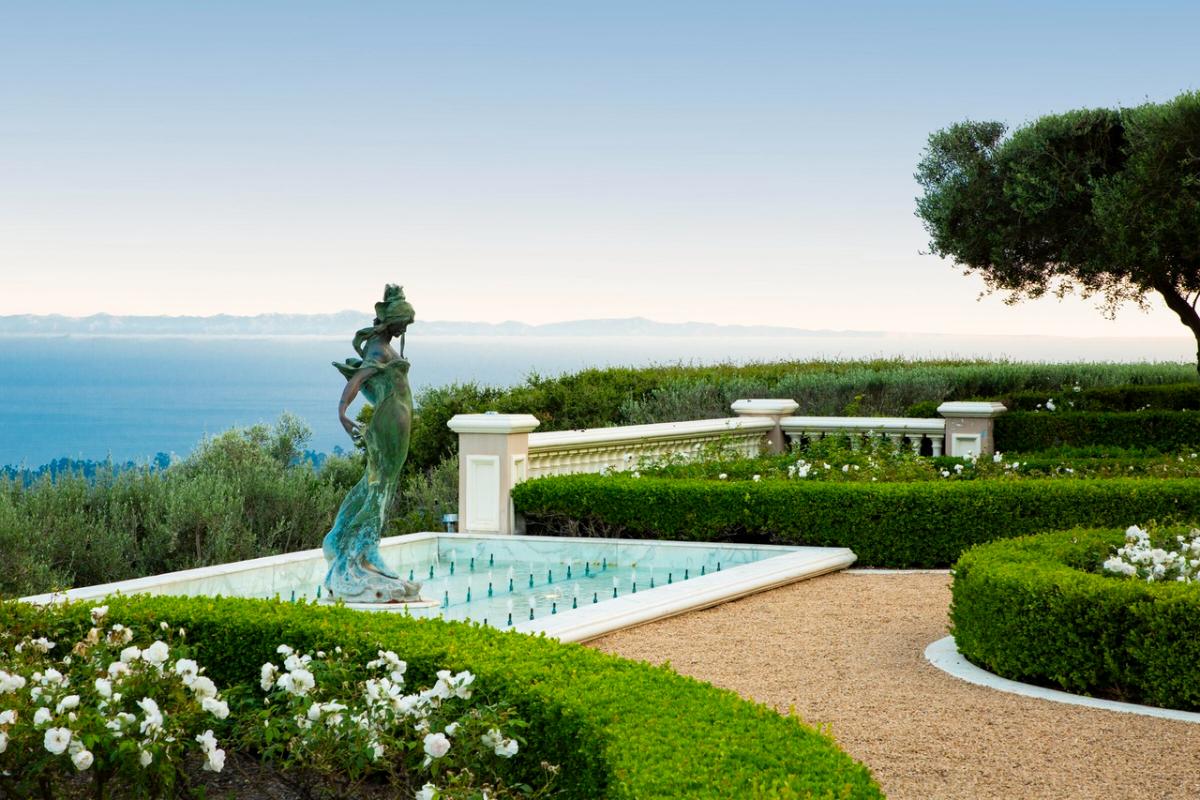 Statue with an ocean view.