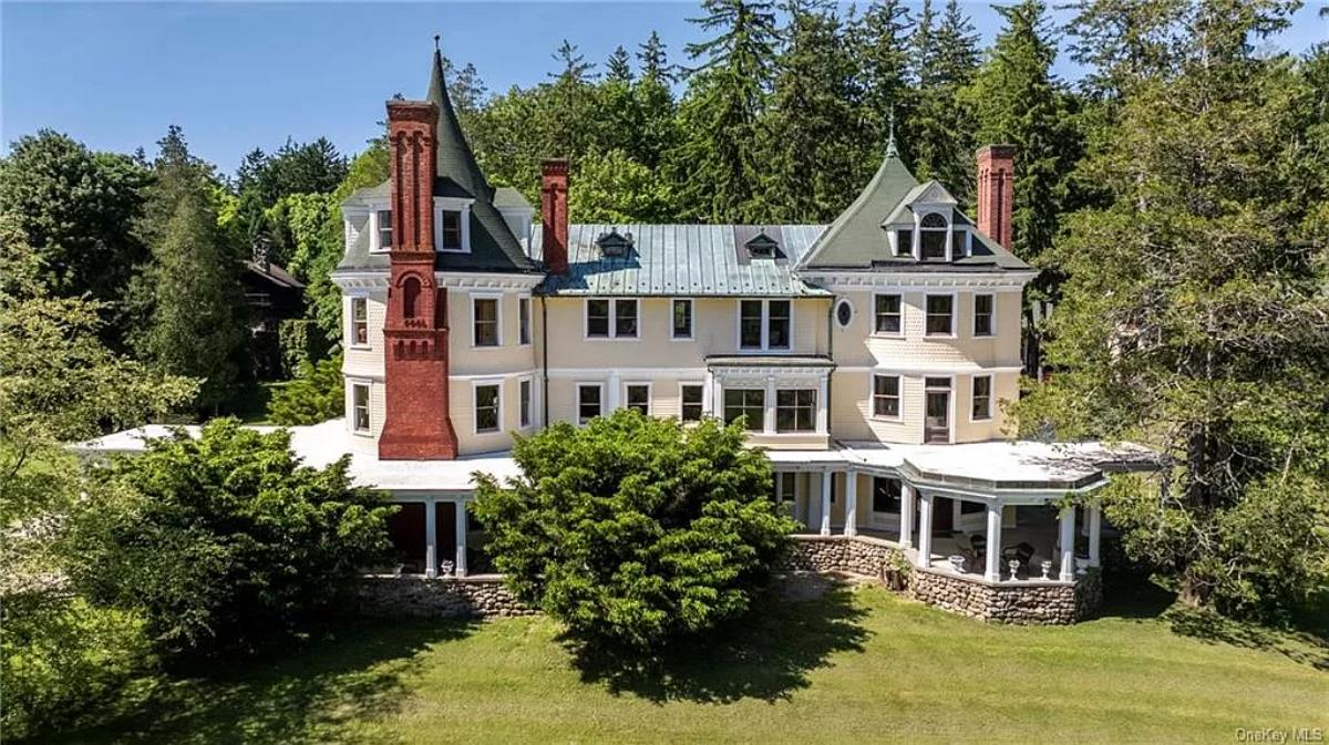 Rear view of the mansion.