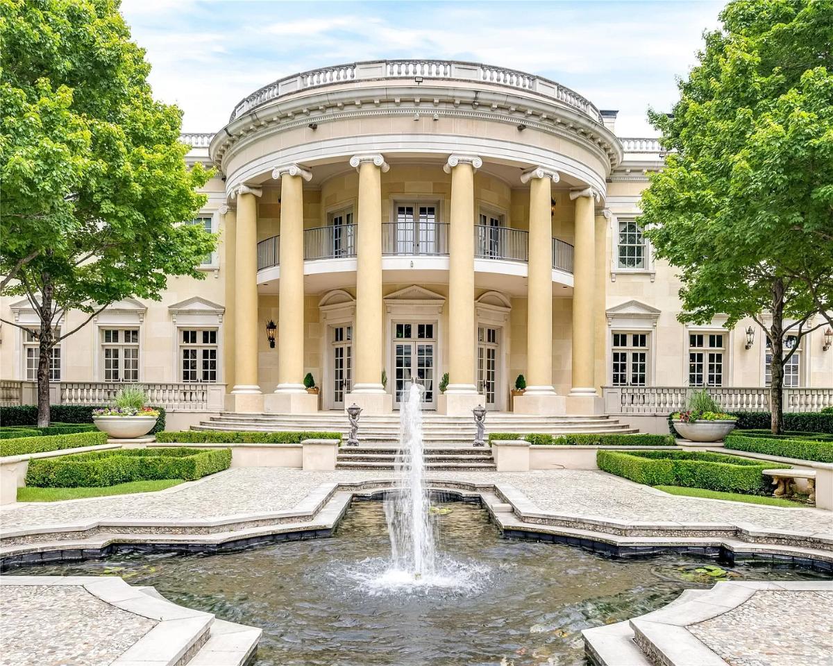 Rear view of the mansion with a fountain.