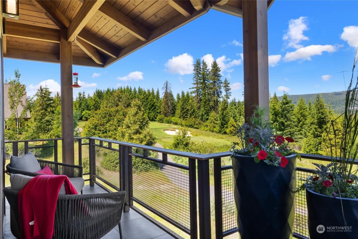 Balcony overlooking the mountains.
