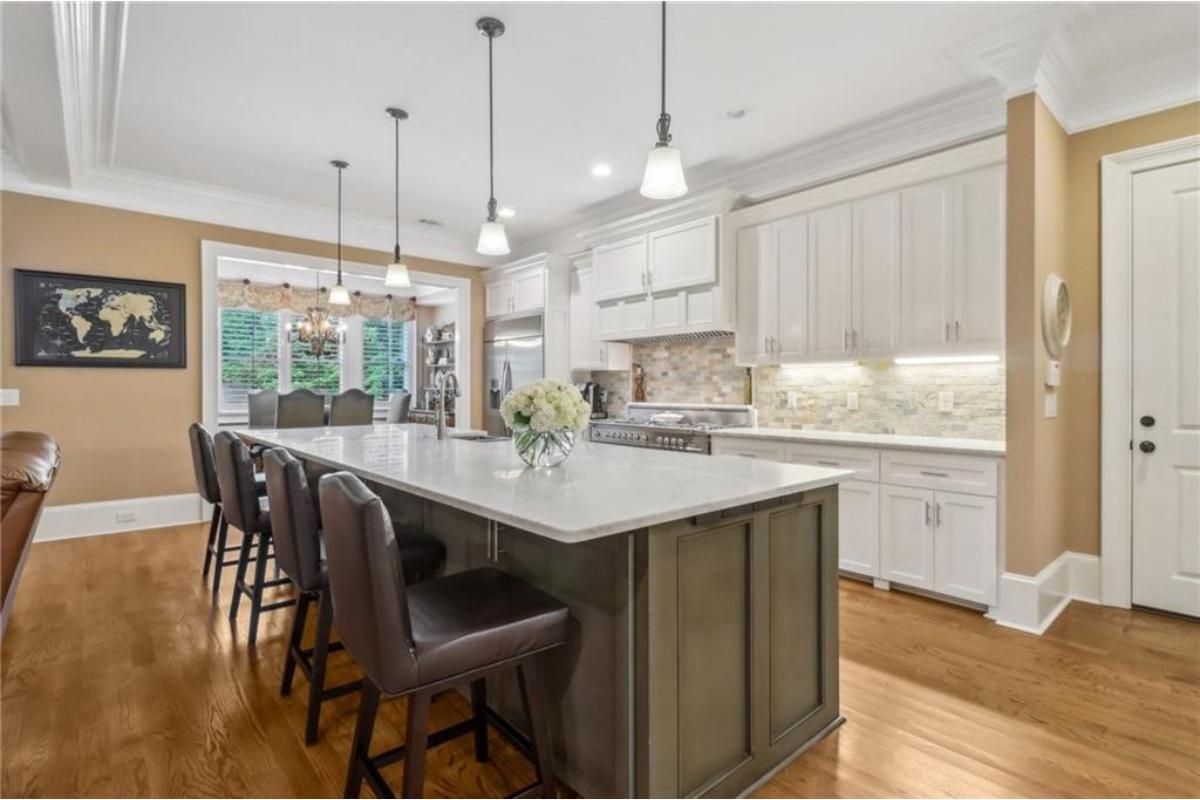 Eat-in kitchen