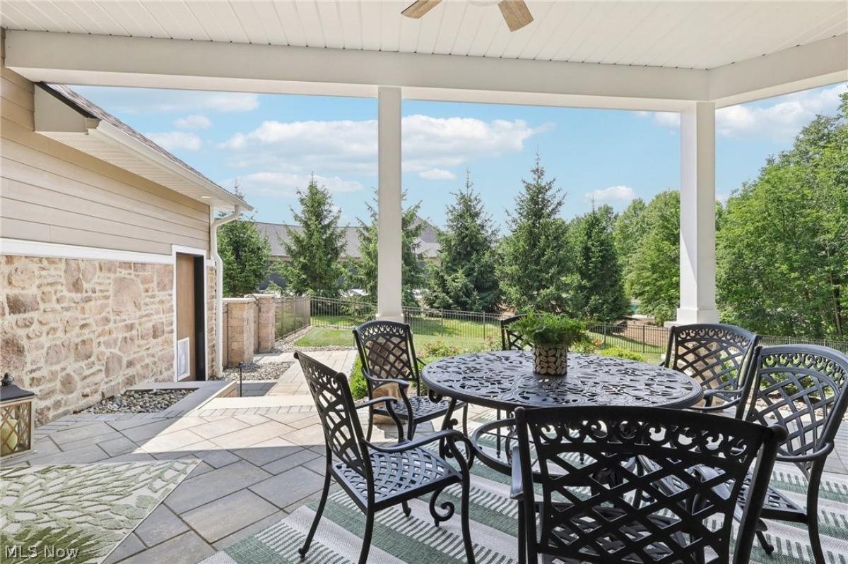 Terrace with a table and chairs.