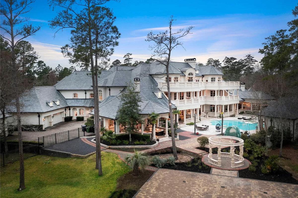 Side view of the mansion with a pool.