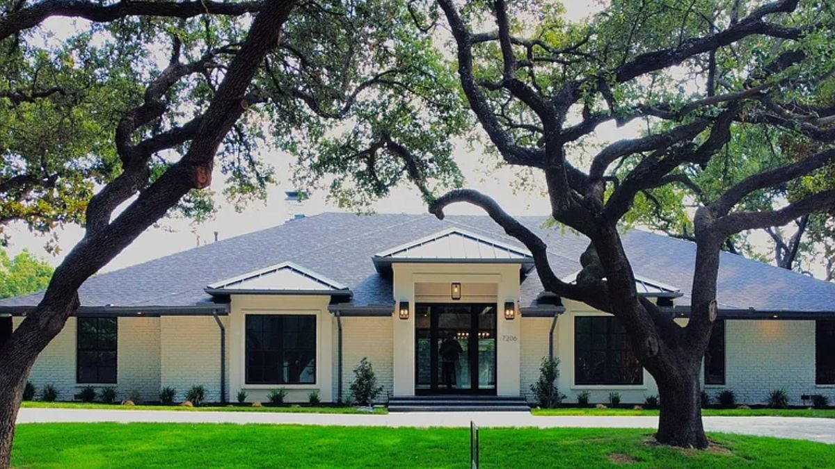 6-Bedroom Traditional Style Single Family Home