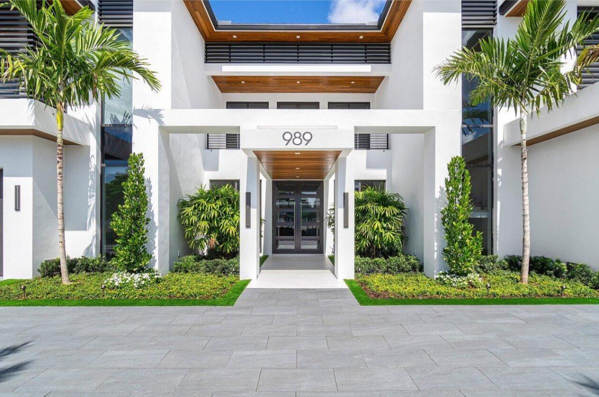 Front entry of the mansion.