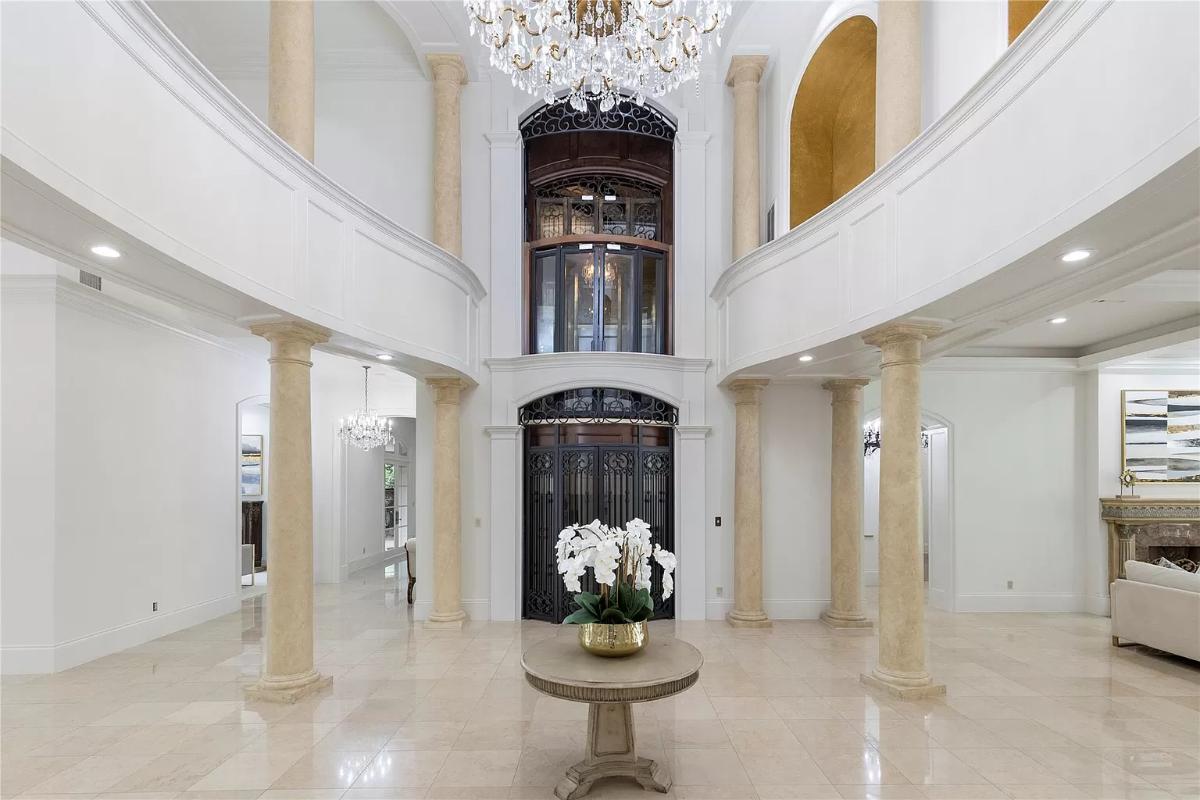 Foyer with a chandelier and tile flooring.