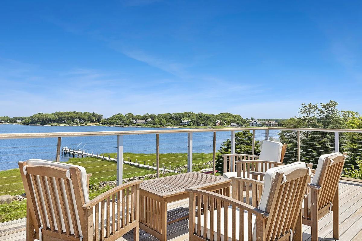 Terrace with a table and chairs.