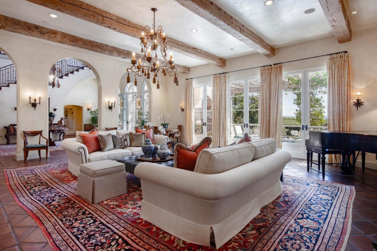 Living room with a chandelier and vaulted ceilings.