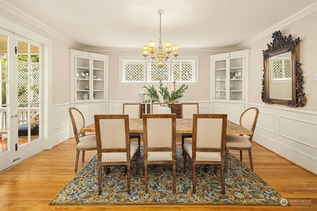 Dining room with a chandelier.