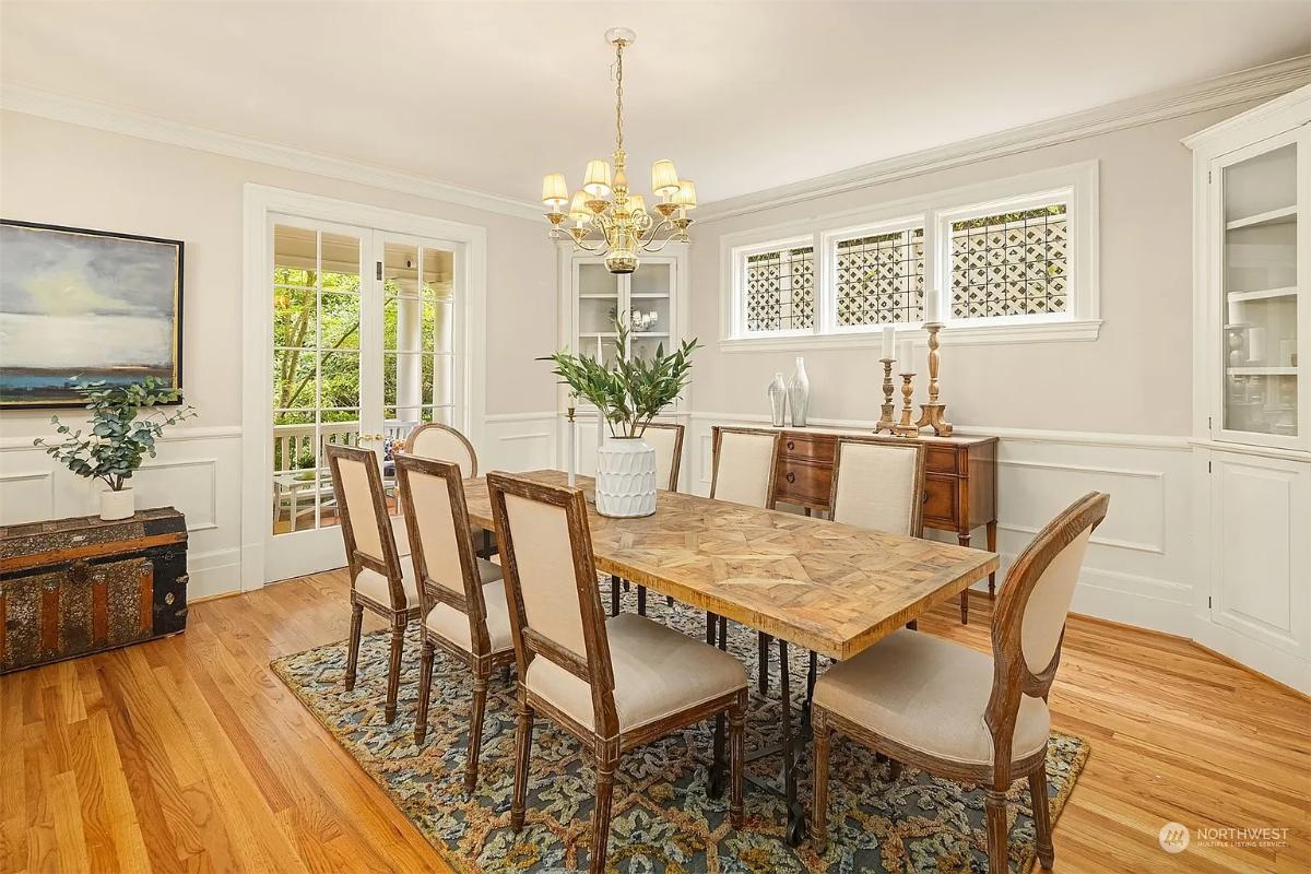Dining room with a chandelier.