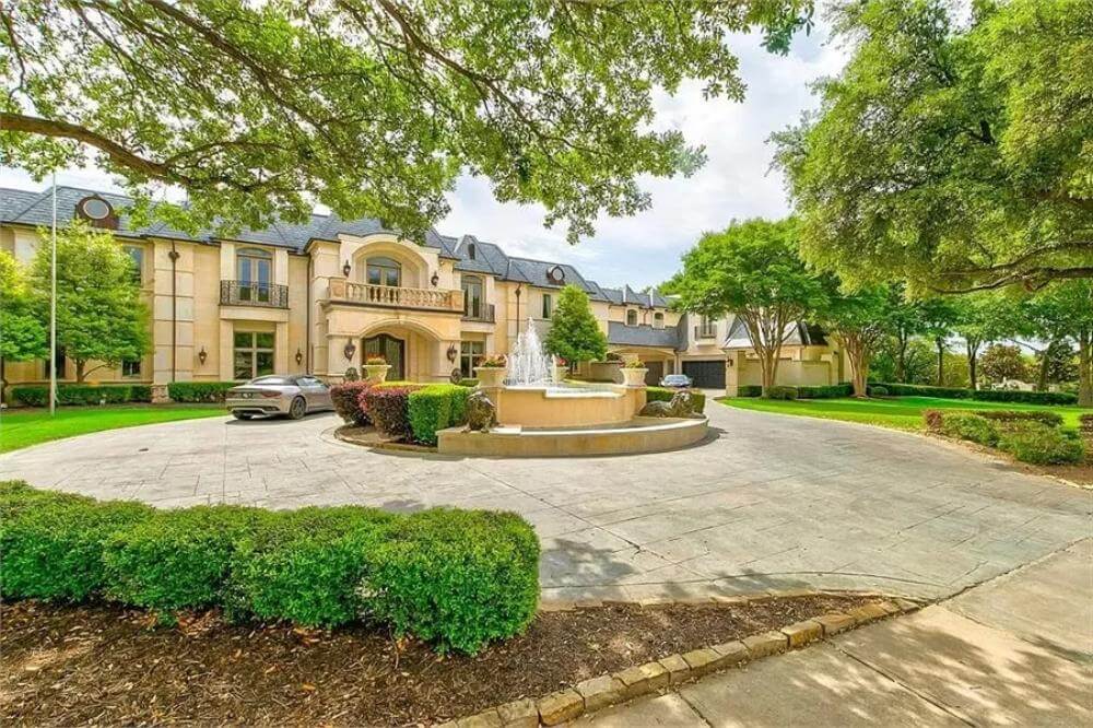 Driveway leading to the stunning French chateau