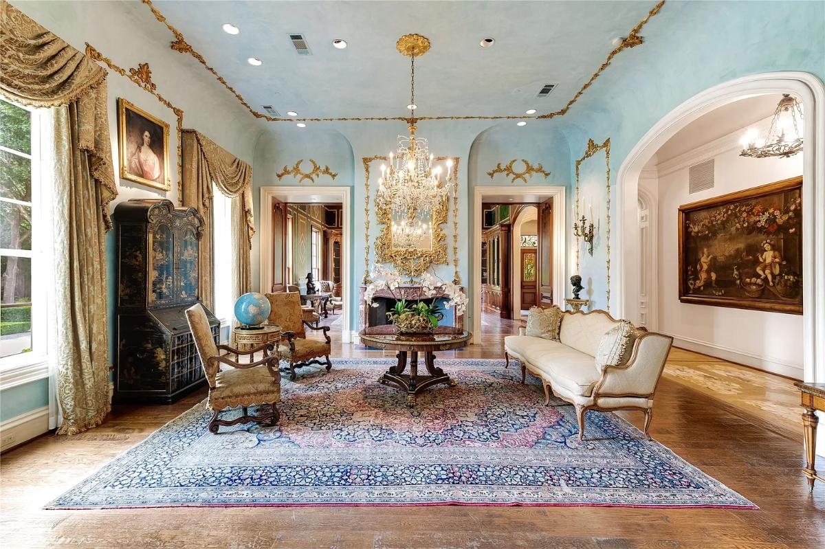 Living room with a chandelier and a fireplace.