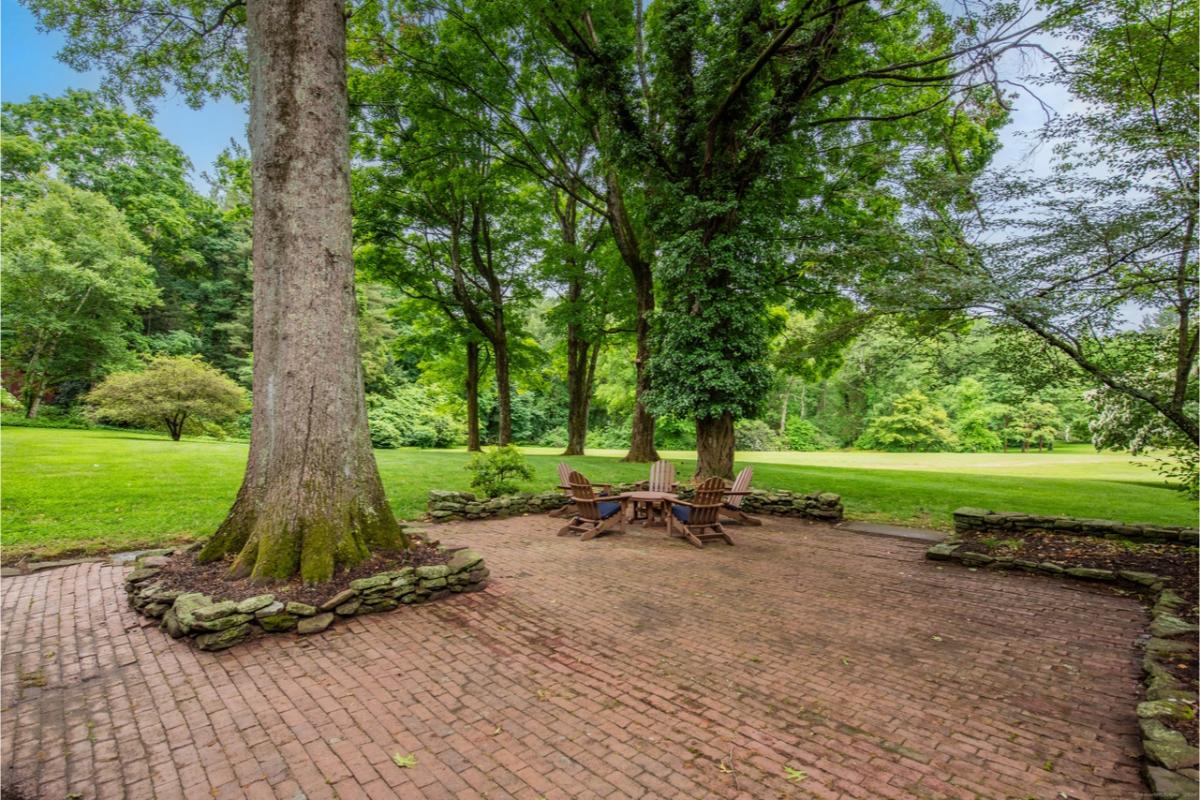 Outdoor fireplace